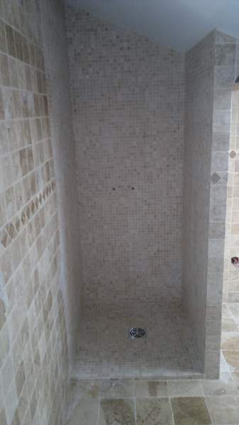 Réalisation d'une salle de bain en pierres naturelles (travertin). Saint-Cannat 13760